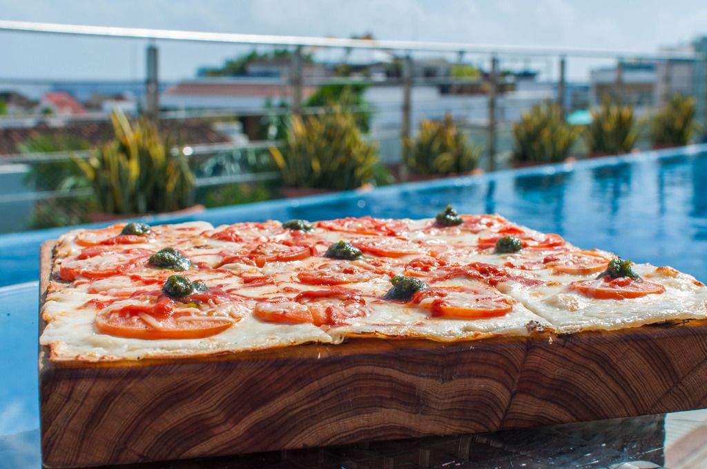 pizza-margarita-salciccium-rooftop-pool