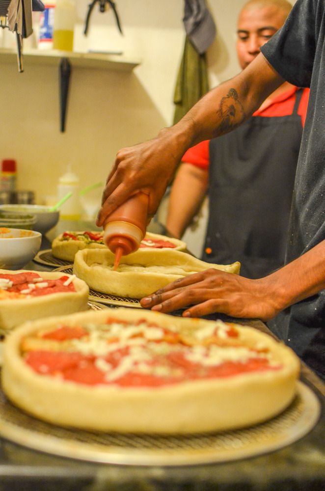 making-of-chicago-style-pizza